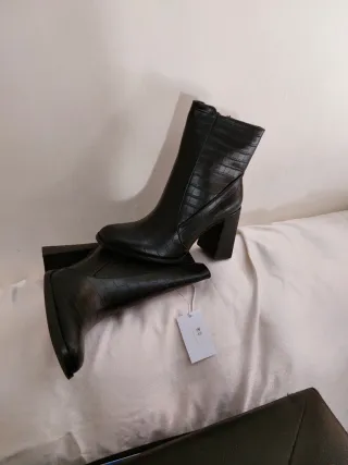 Stivaletti neri effetto pitone