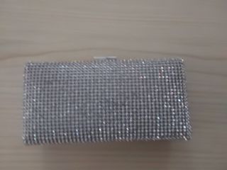 Bolso de fiesta plateado con pedrería
