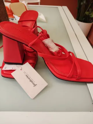 Sandalias Stradivarius tacón rojo