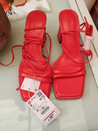 Sandalias Stradivarius tacón rojo