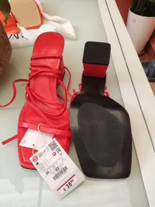 Sandalias Stradivarius tacón rojo