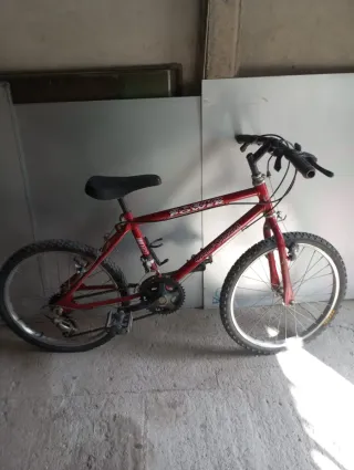 Bicicleta de montaña roja