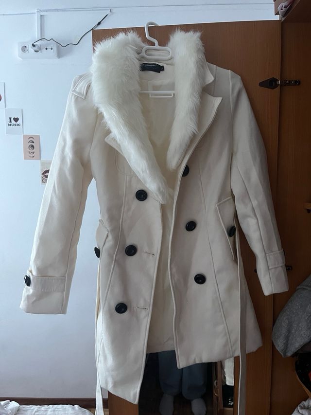 Abrigo blanco con cuello de pelo