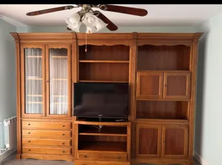 Librería de madera con puertas de cristal