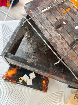 Barbacoa portátil con carbón y pastillas