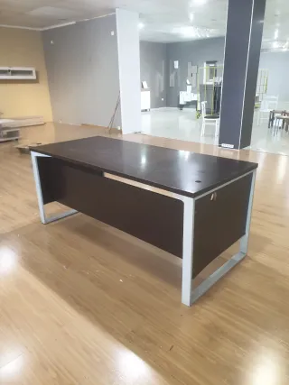 Mesa de oficina madera y metal