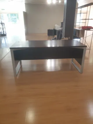 Mesa de oficina madera y metal