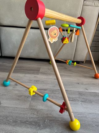 Gimnasio de madera para bebés
