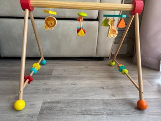 Gimnasio de madera para bebés
