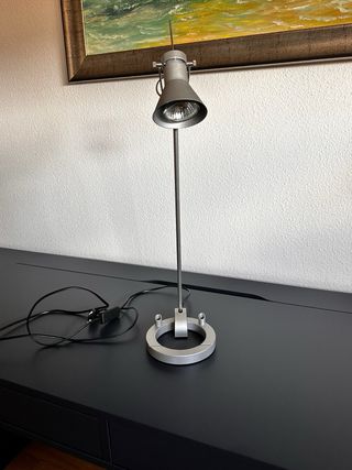 Lámpara de escritorio plateada