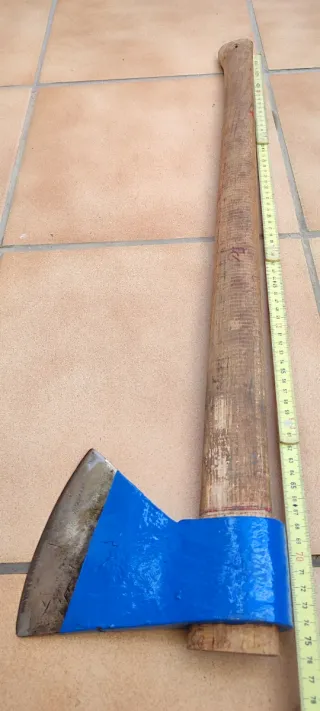 Hacha de madera azul