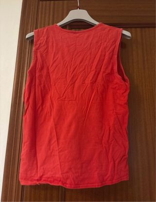Camiseta roja sin mangas