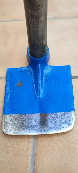 Azada azul con mango de madera