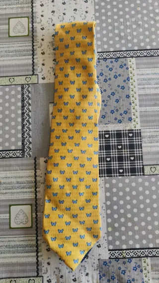 Corbata amarilla con mariposas azules