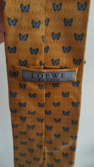 Corbata amarilla con mariposas azules