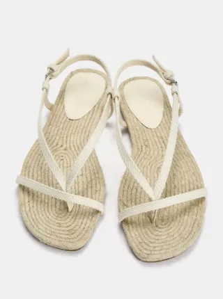Sandalias planas beige y blancas