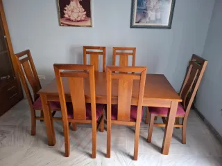 Mesa de comedor y 6 sillas de madera