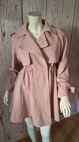 Gabardina rosa empolvado con cinturón