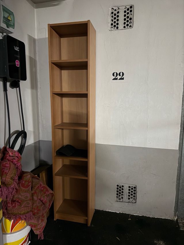 Estantería Billy de  Ikea de madera. 