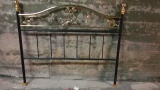 Cama 135cm + 2 mesitas baldas cristal + lámpara