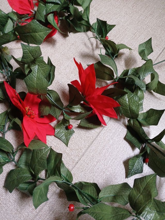 Guirnalda Navideña Flores Rojas y Hojas Verdes