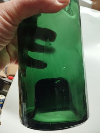 Botella de vidrio verde antigua