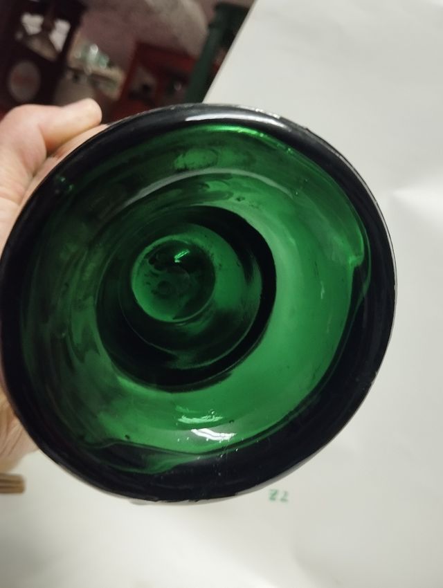 Botella de vidrio verde antigua