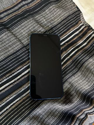 iPhone 12 blu. 