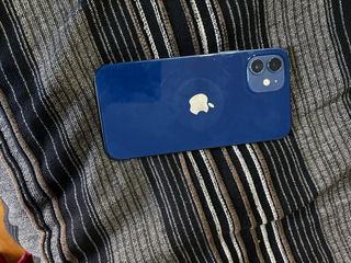 iPhone 12 blu. 