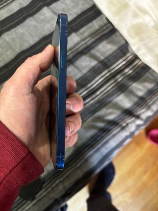 iPhone 12 blu. 