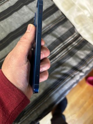 iPhone 12 blu. 