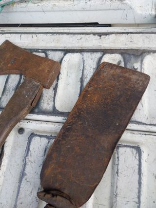 Antichi attrezzi da lavoro in legno e metallo