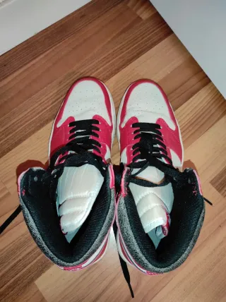 Zapatillas deportivas rojas y blancas