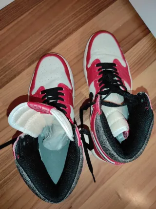 Zapatillas deportivas rojas y blancas