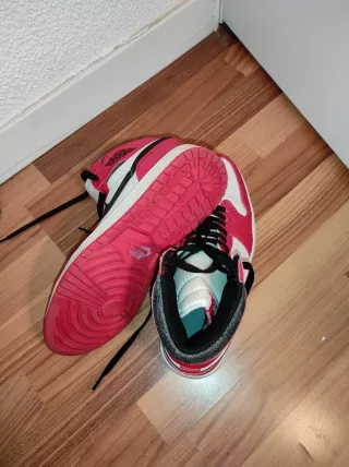 Zapatillas deportivas rojas y blancas