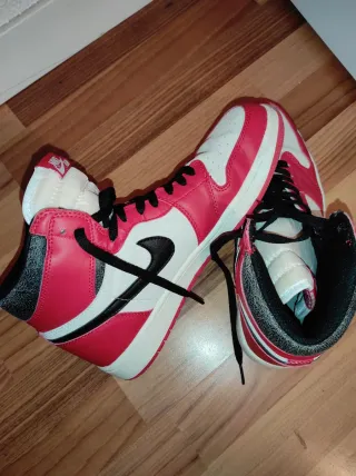 Zapatillas deportivas rojas y blancas
