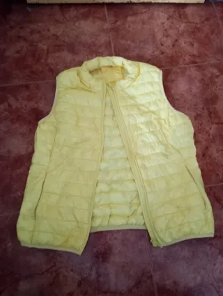 Chaleco acolchado amarillo