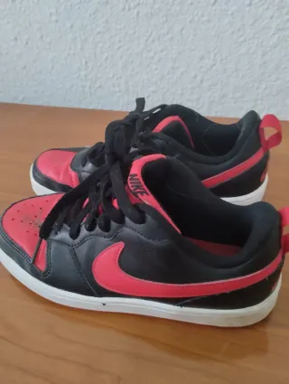 Zapatillas Nike Negras y Rojas