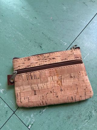 Monedero de corcho con flores