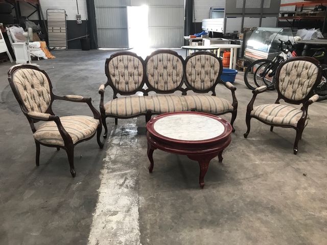 Mesa de centro y 4 sillones estilo clásico