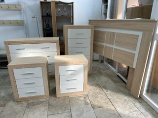 Camera da letto moderna: testiera, cassettiere, tavoli 