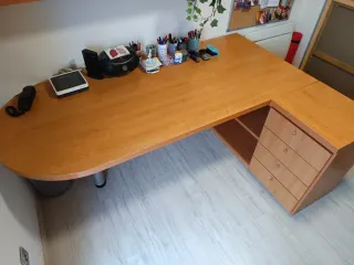 Escritorio grande de madera con cajonera. No envío