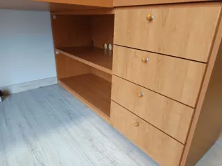 Escritorio grande de madera con cajonera. No envío