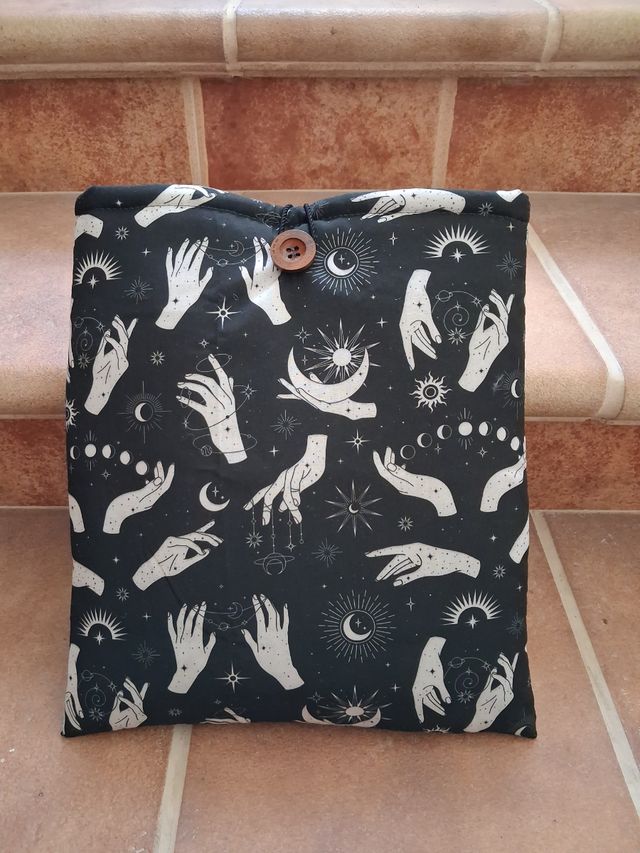 OFERTA 3X20€ 2x14€ Funda literaria MANOS WICCA