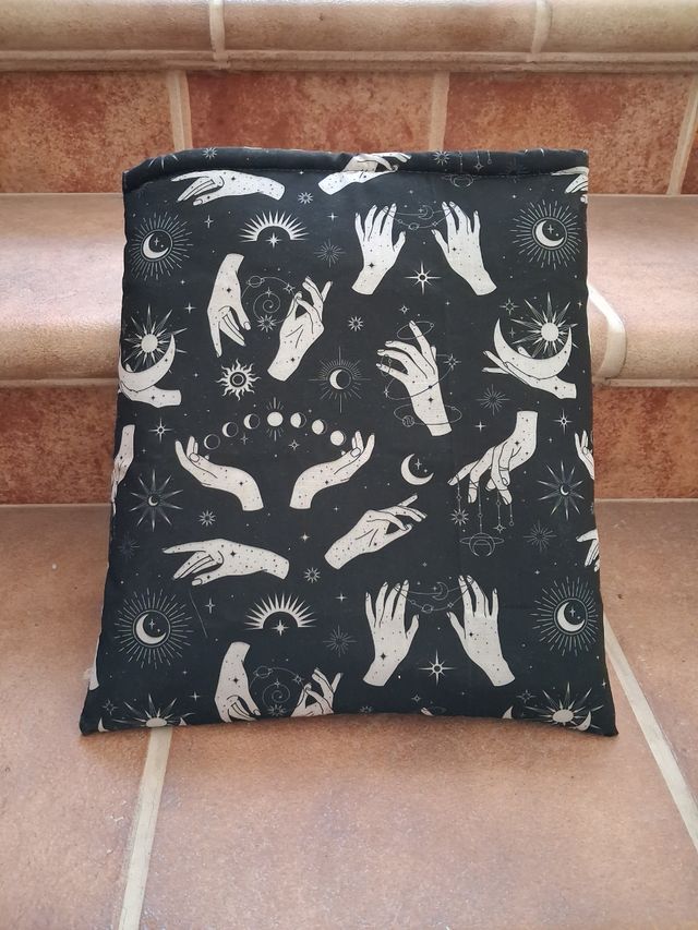 OFERTA 3X20€ 2x14€ Funda literaria MANOS WICCA