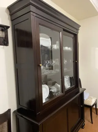 Vitrina de madera y cristal