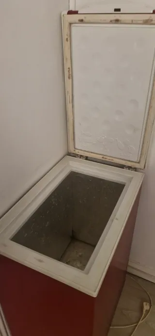 Congelador horizontal rojo