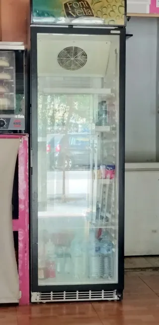 Nevera expositora de bebidas