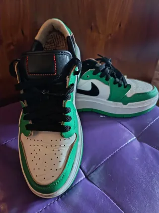 Scarpe sneakers verdi e bianche