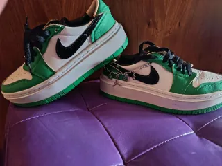 Scarpe sneakers verdi e bianche